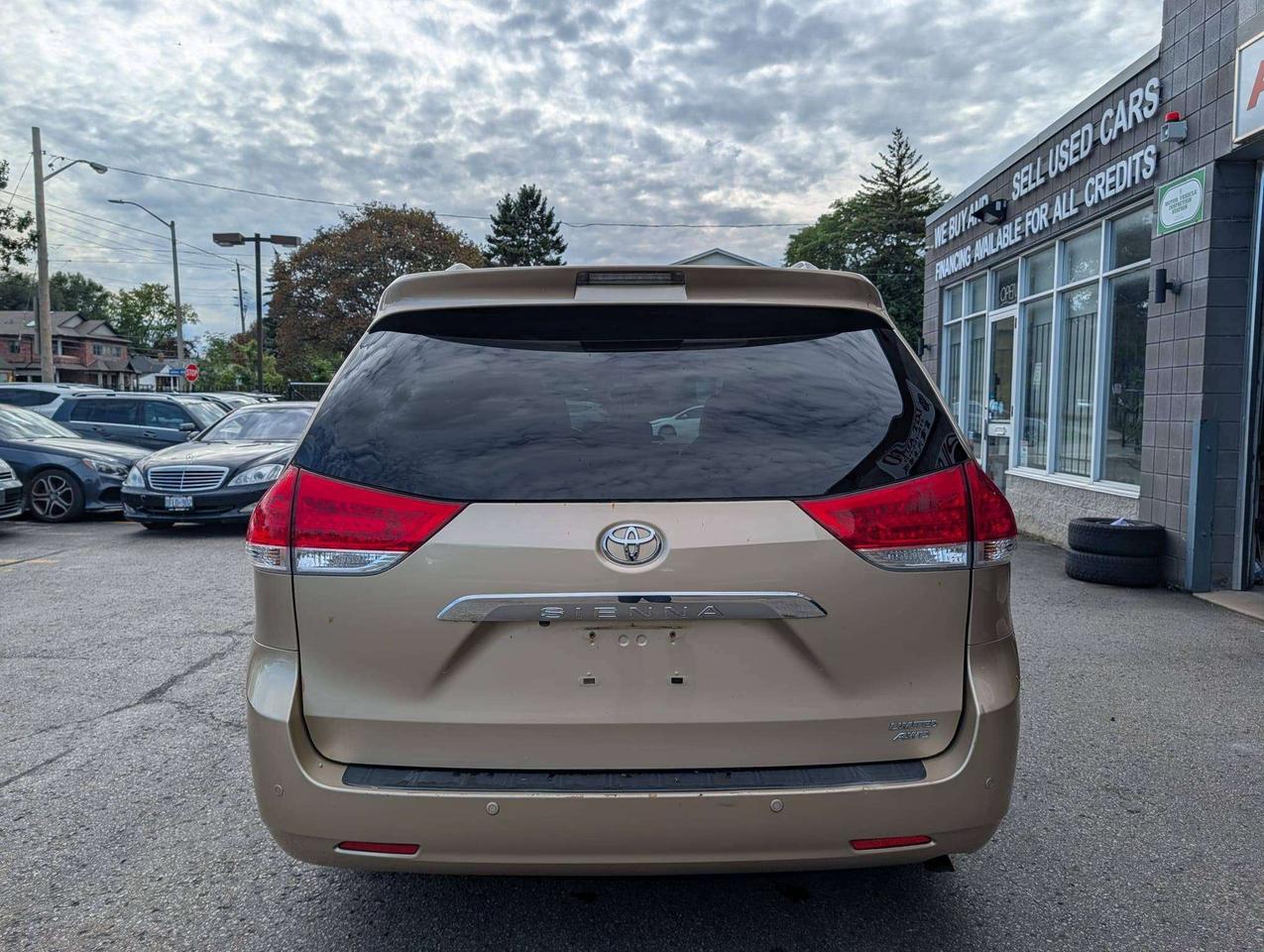 2011 Toyota Sienna LIMITED Photo