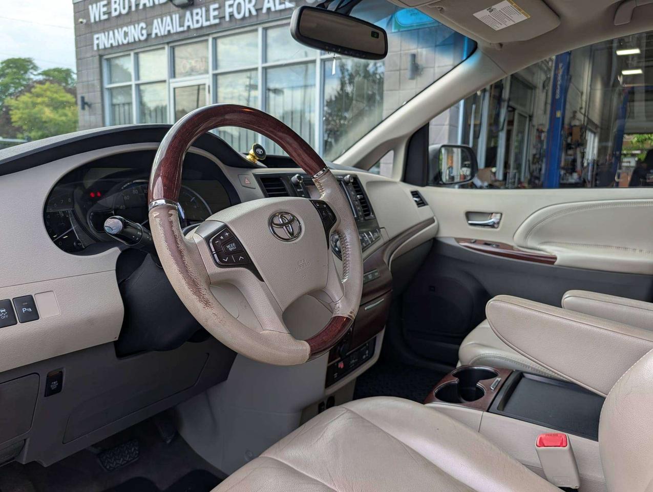 2011 Toyota Sienna LIMITED Photo