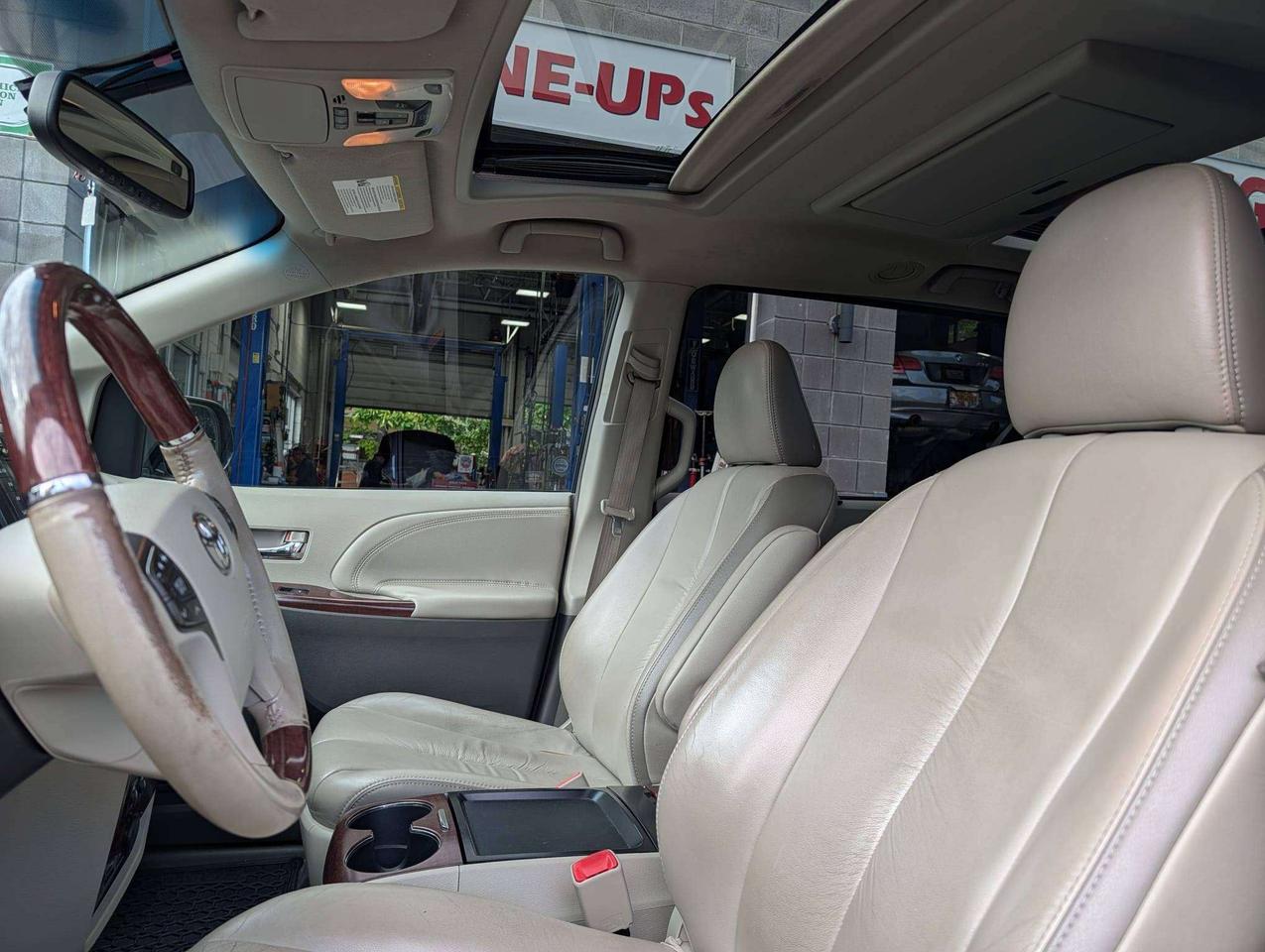 2011 Toyota Sienna LIMITED Photo