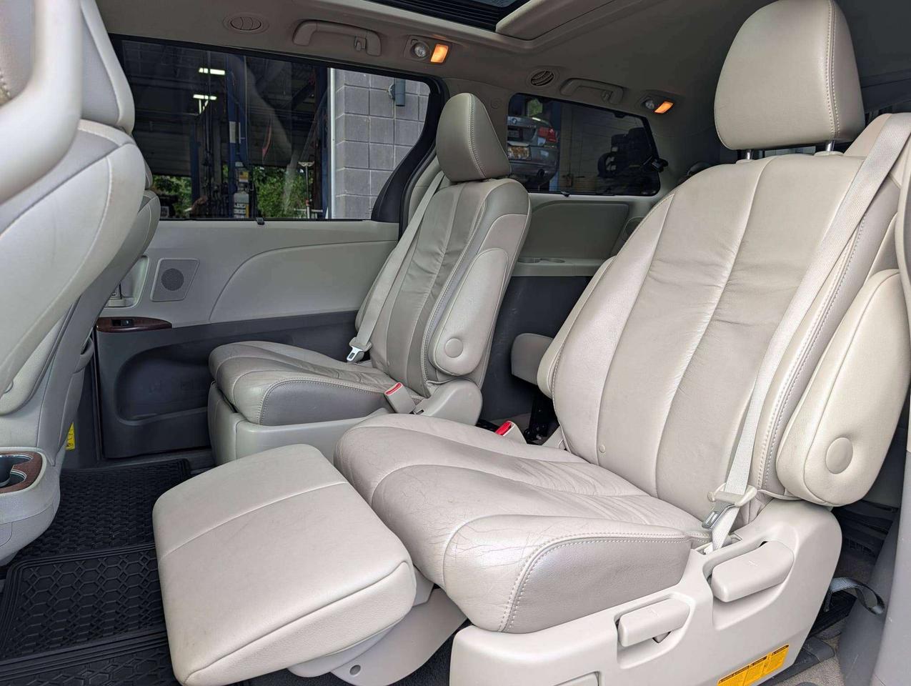 2011 Toyota Sienna LIMITED Photo