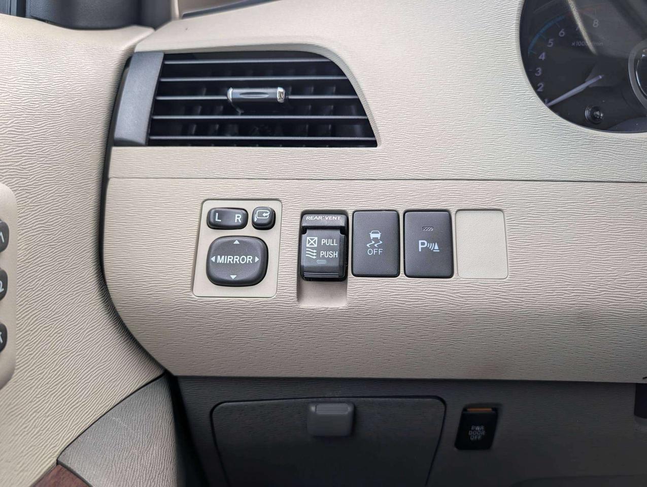 2011 Toyota Sienna LIMITED Photo