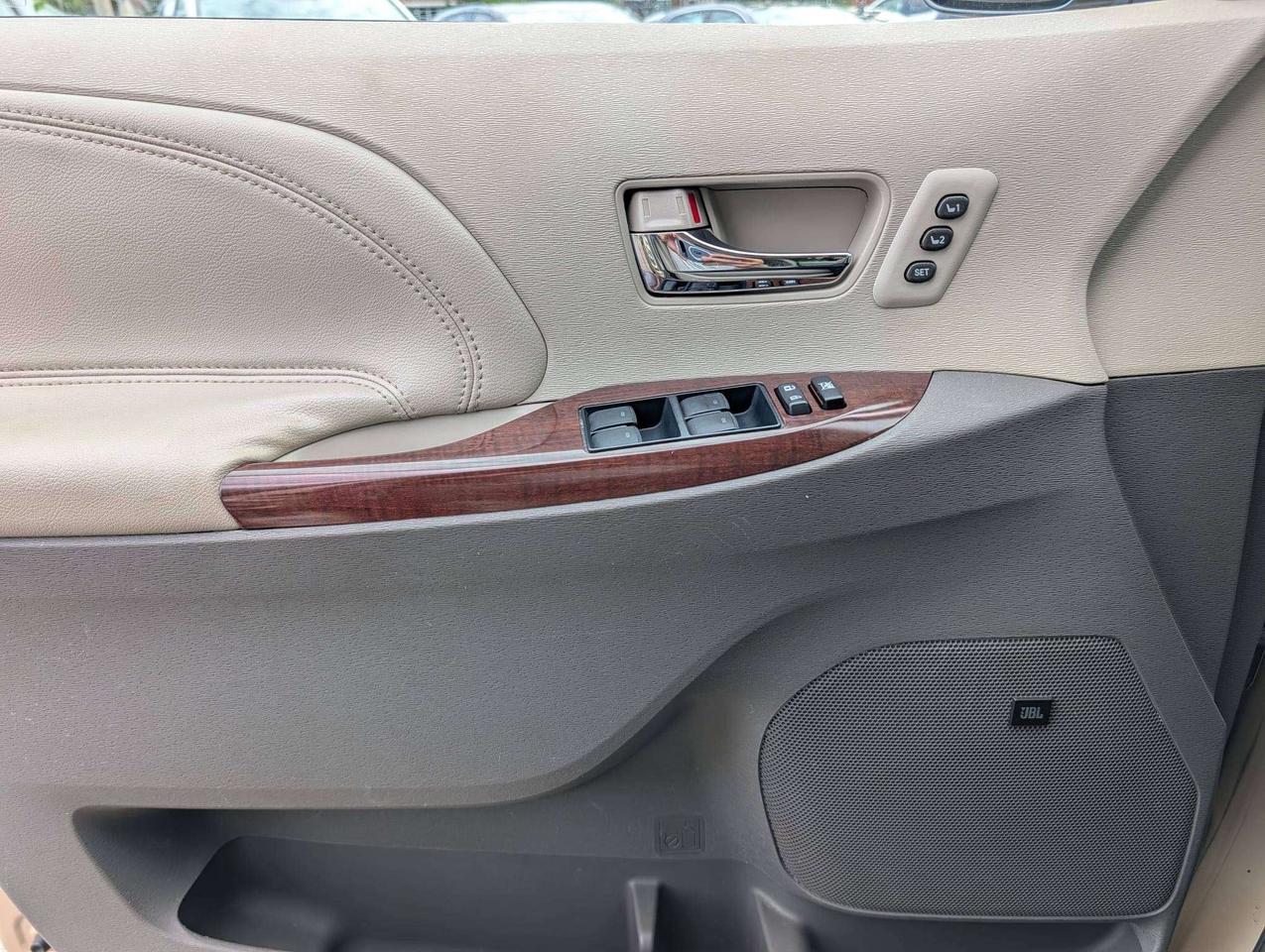 2011 Toyota Sienna LIMITED Photo