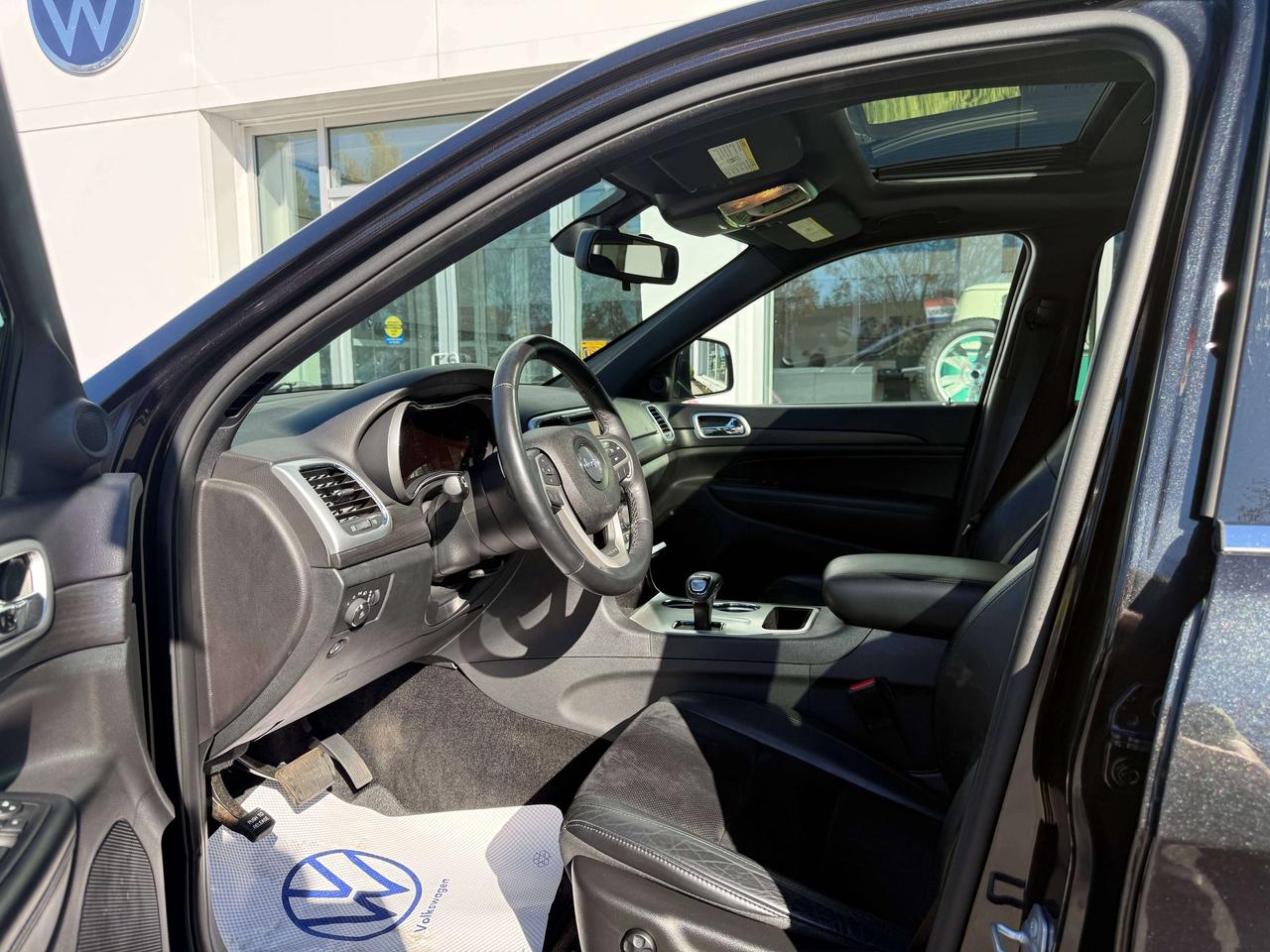 2015 Jeep Grand Cherokee One-owner vehicle with a clean carfax report Photo