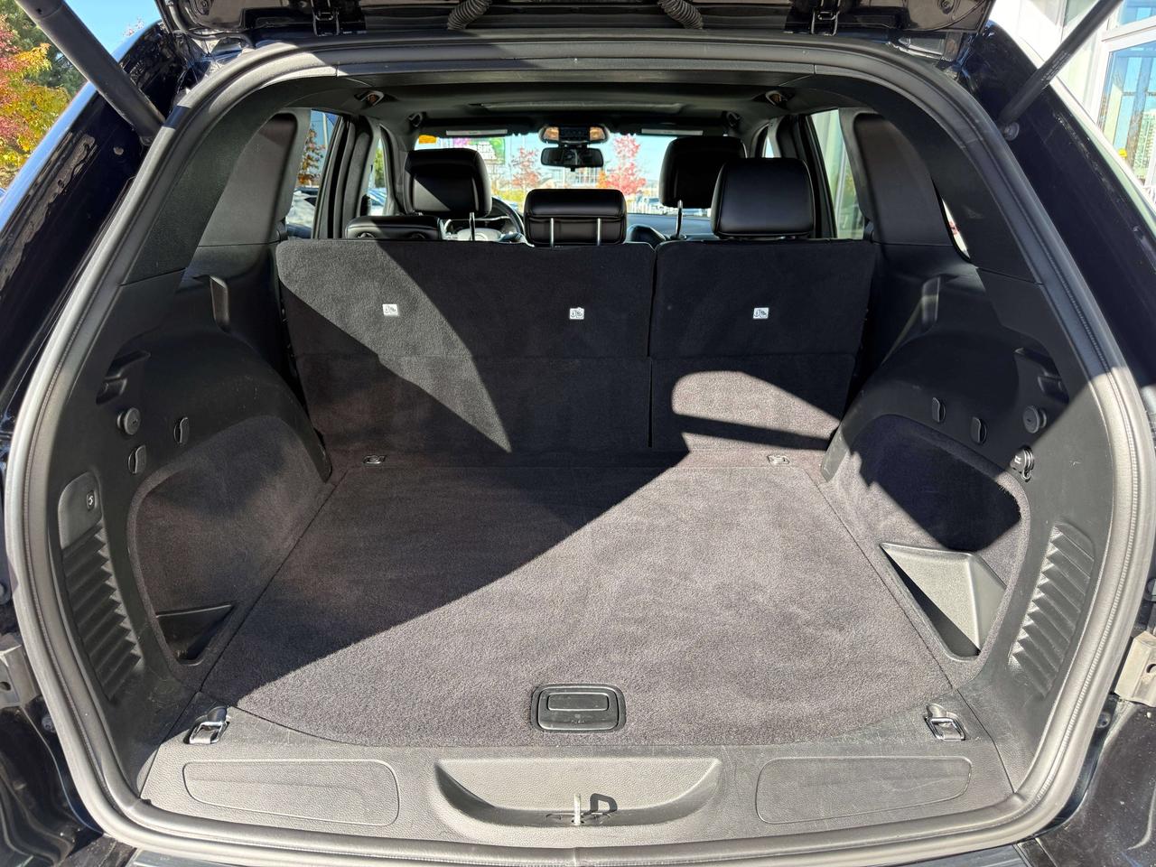 2015 Jeep Grand Cherokee One-owner vehicle with a clean carfax report Photo