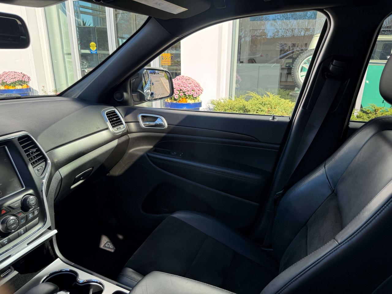 2015 Jeep Grand Cherokee One-owner vehicle with a clean carfax report Photo