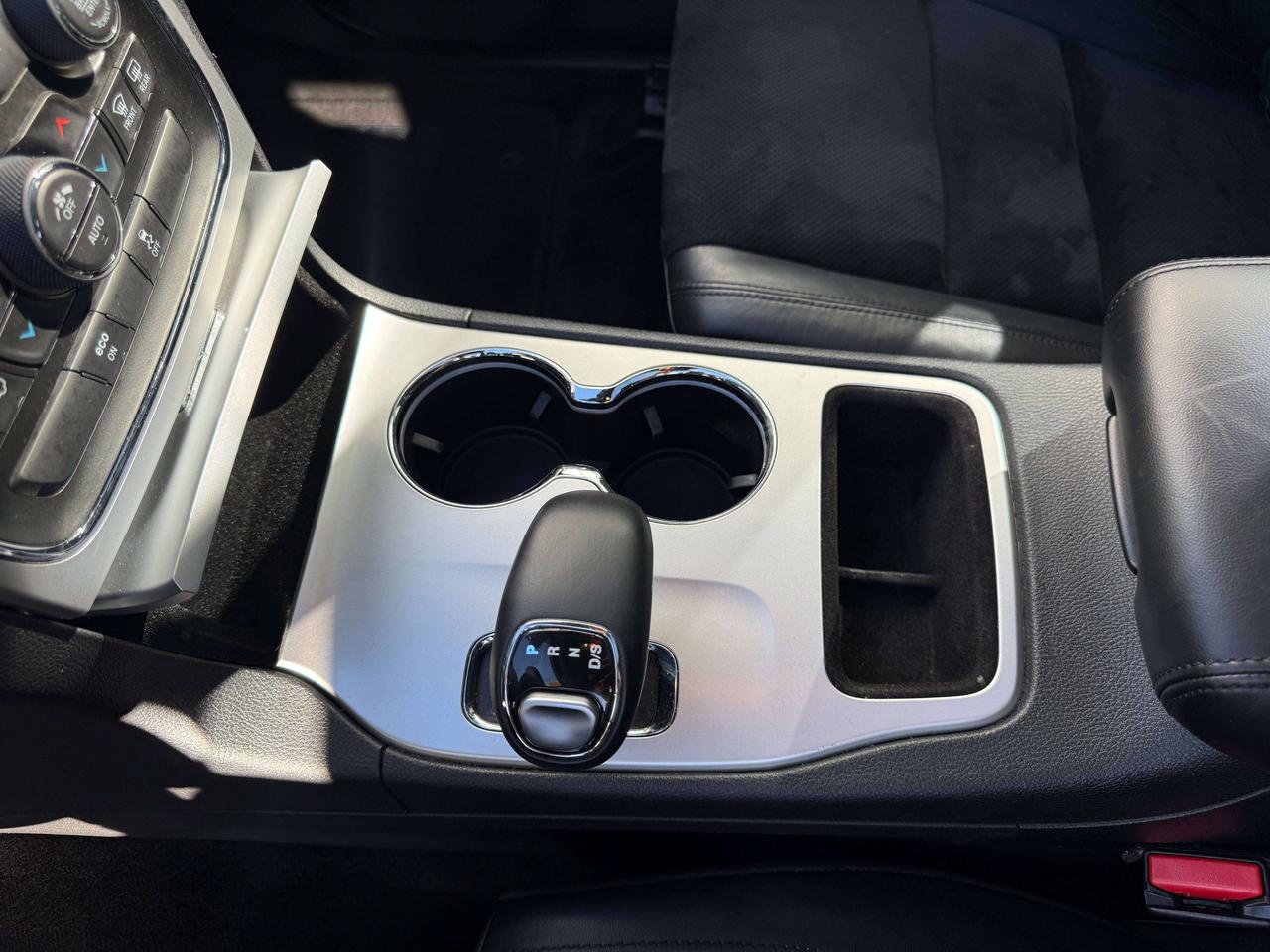 2015 Jeep Grand Cherokee One-owner vehicle with a clean carfax report Photo