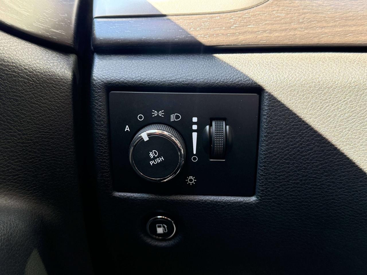 2015 Jeep Grand Cherokee One-owner vehicle with a clean carfax report Photo
