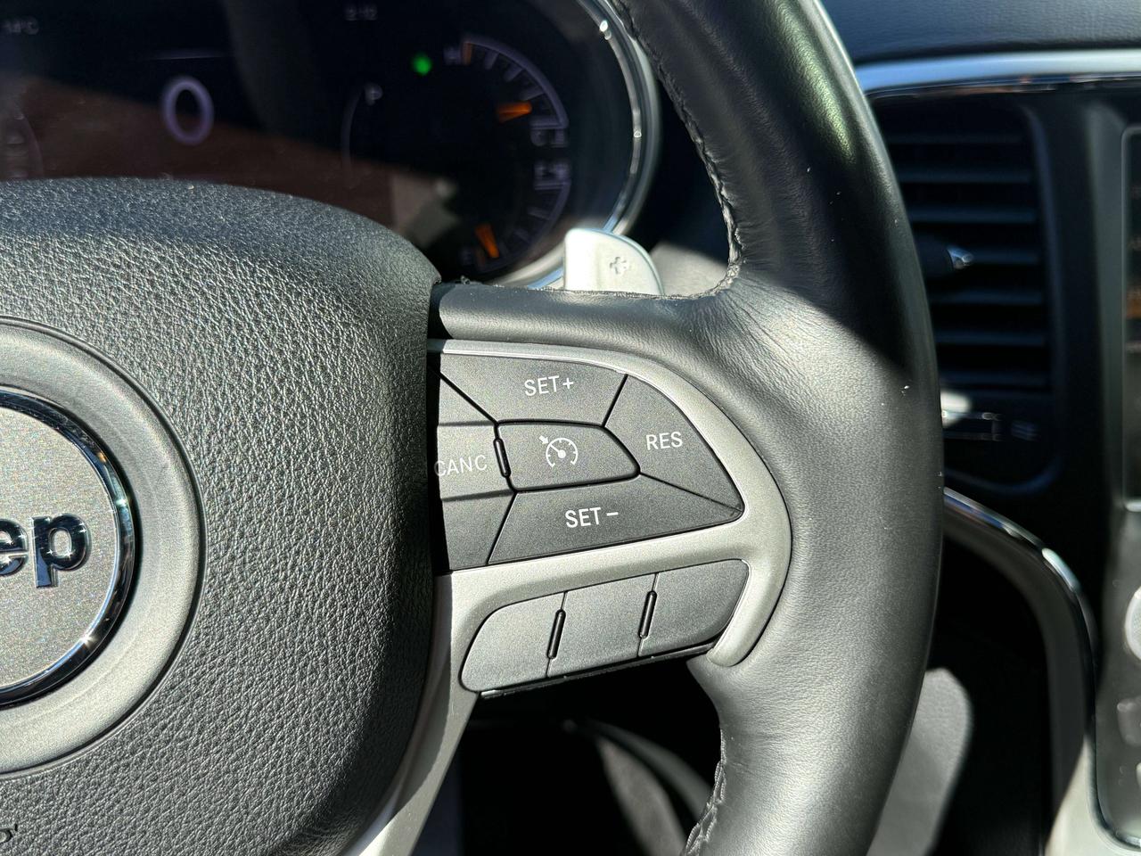 2015 Jeep Grand Cherokee One-owner vehicle with a clean carfax report Photo