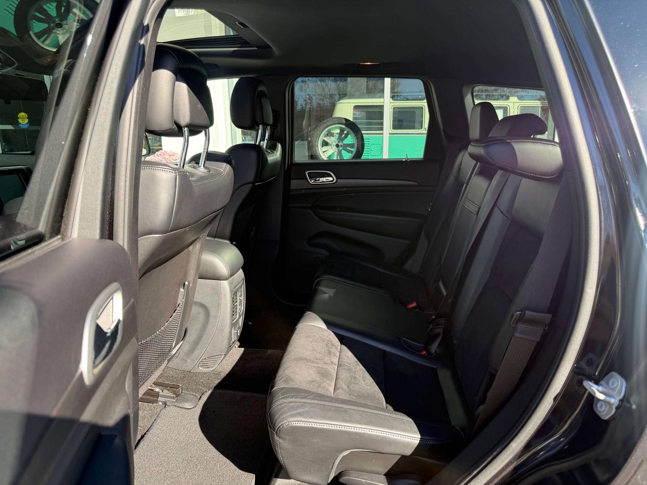 2015 Jeep Grand Cherokee One-owner vehicle with a clean carfax report Photo