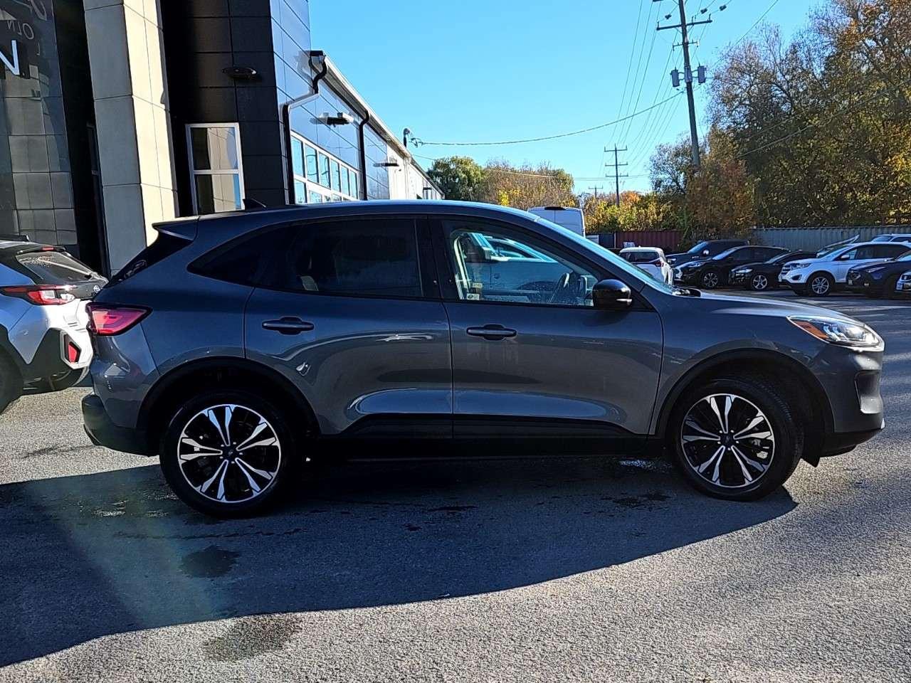 2022 Ford Escape SE   SPORT PKG   AWD   LOW KMS Photo