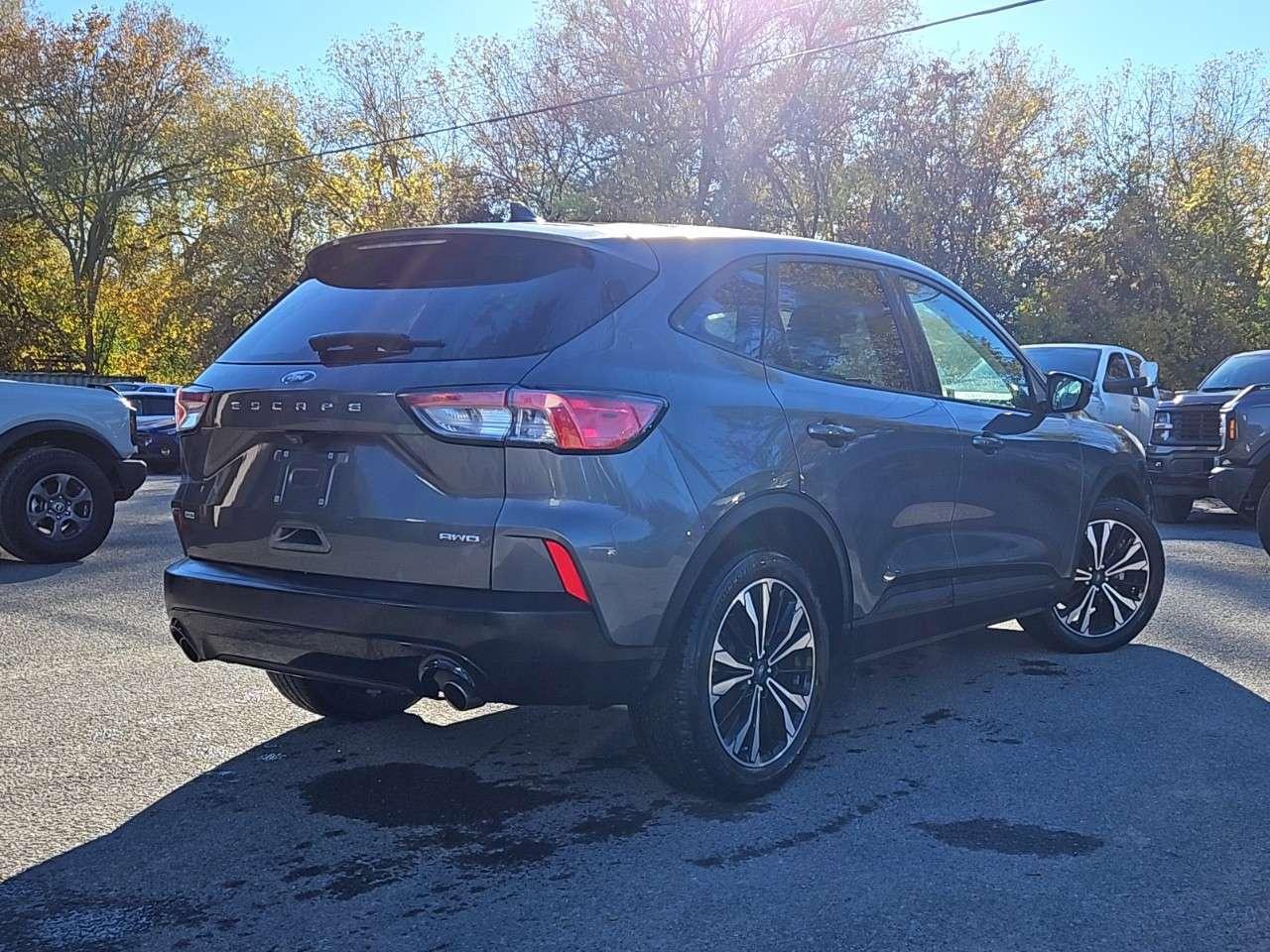 2022 Ford Escape SE   SPORT PKG   AWD   LOW KMS Photo