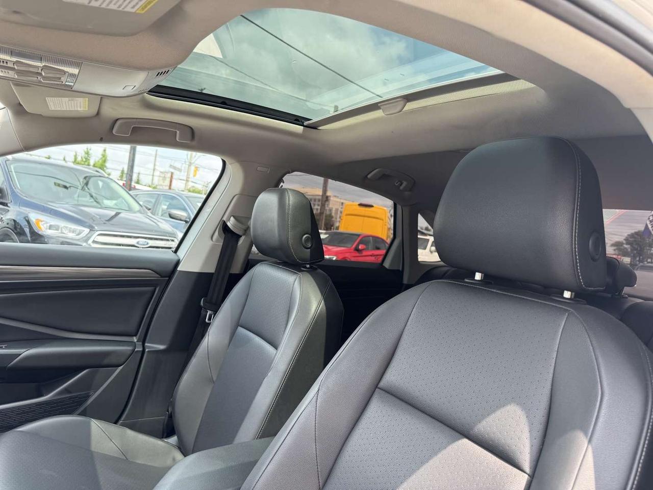 2021 Volkswagen Jetta Highline Pearl white upgraded Sunroof   Blind Spot   Leather Photo