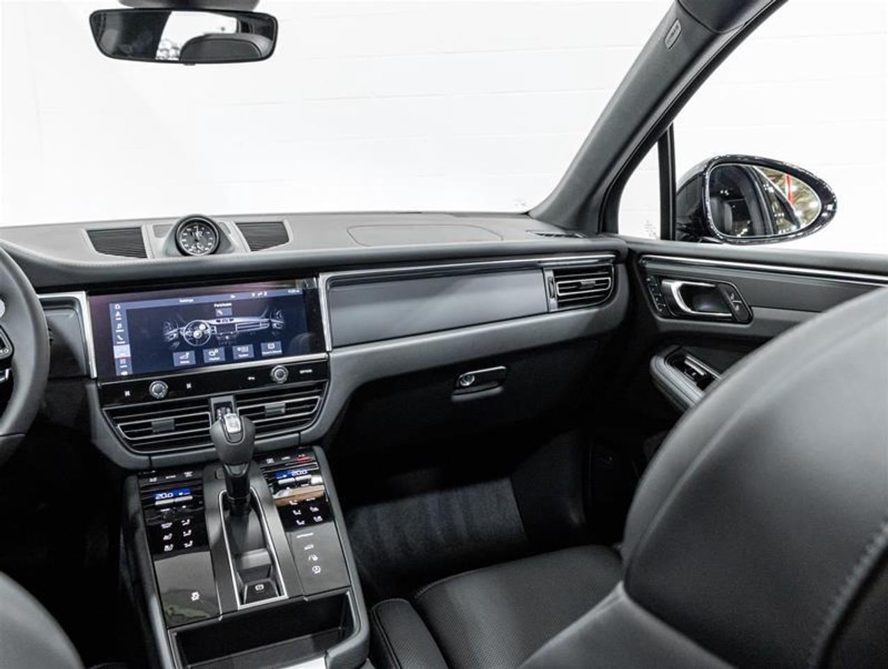 2026 Porsche Macan  Photo