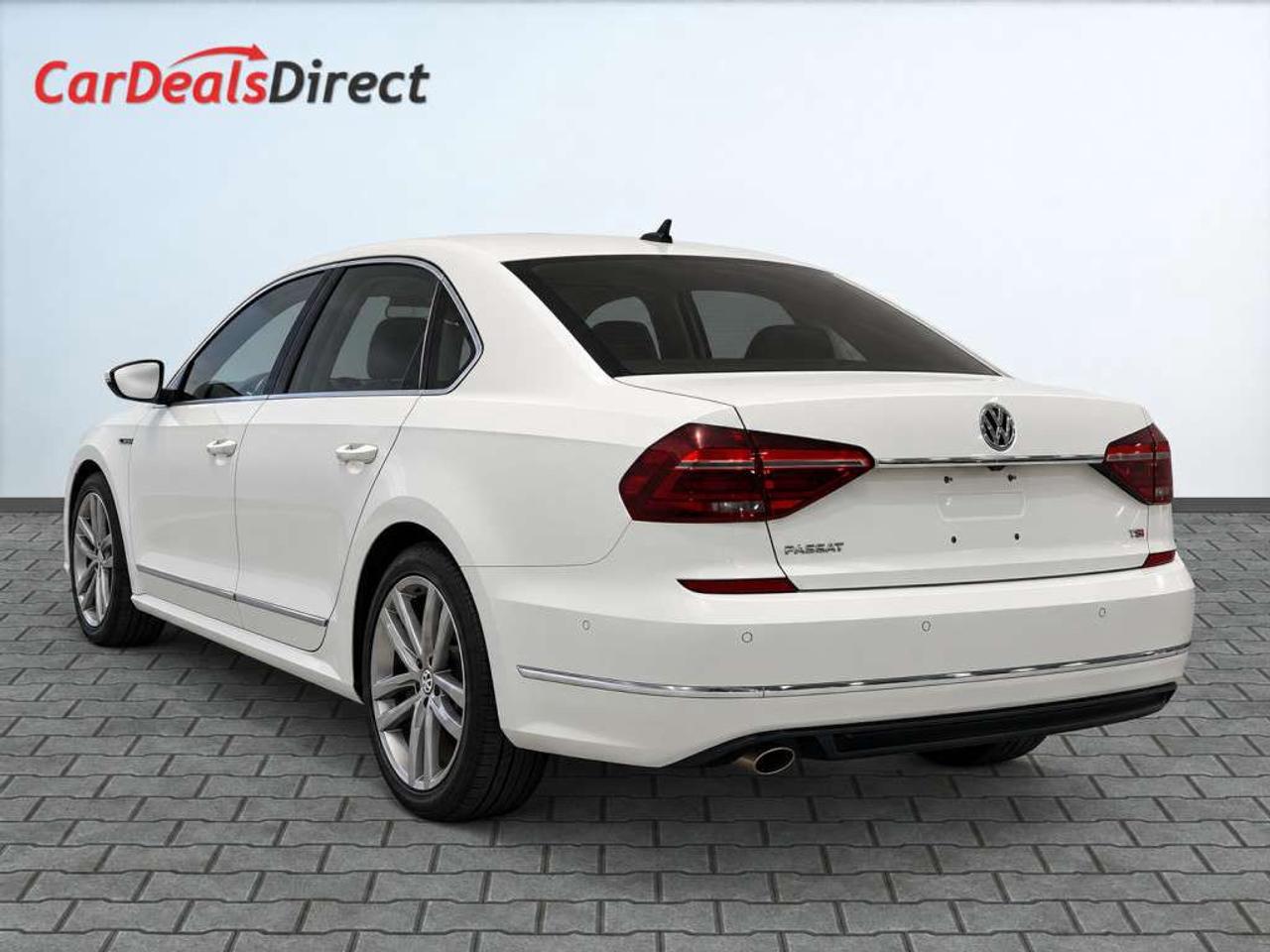 2018 Volkswagen Passat HIGHLINE / R-LINE PKG / LEATHER / SUNROOF / NAVI / HEATED SEATS / BACKUP CAM Photo