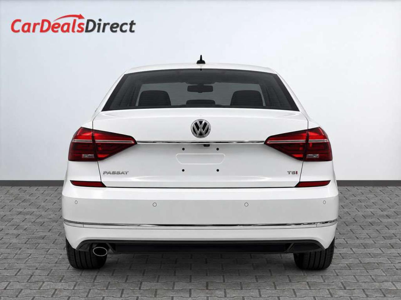 2018 Volkswagen Passat HIGHLINE / R-LINE PKG / LEATHER / SUNROOF / NAVI / HEATED SEATS / BACKUP CAM Photo