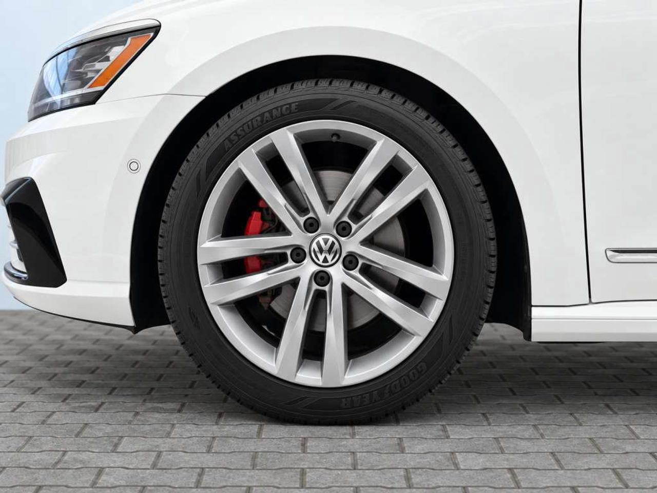 2018 Volkswagen Passat HIGHLINE / R-LINE PKG / LEATHER / SUNROOF / NAVI / HEATED SEATS / BACKUP CAM Photo