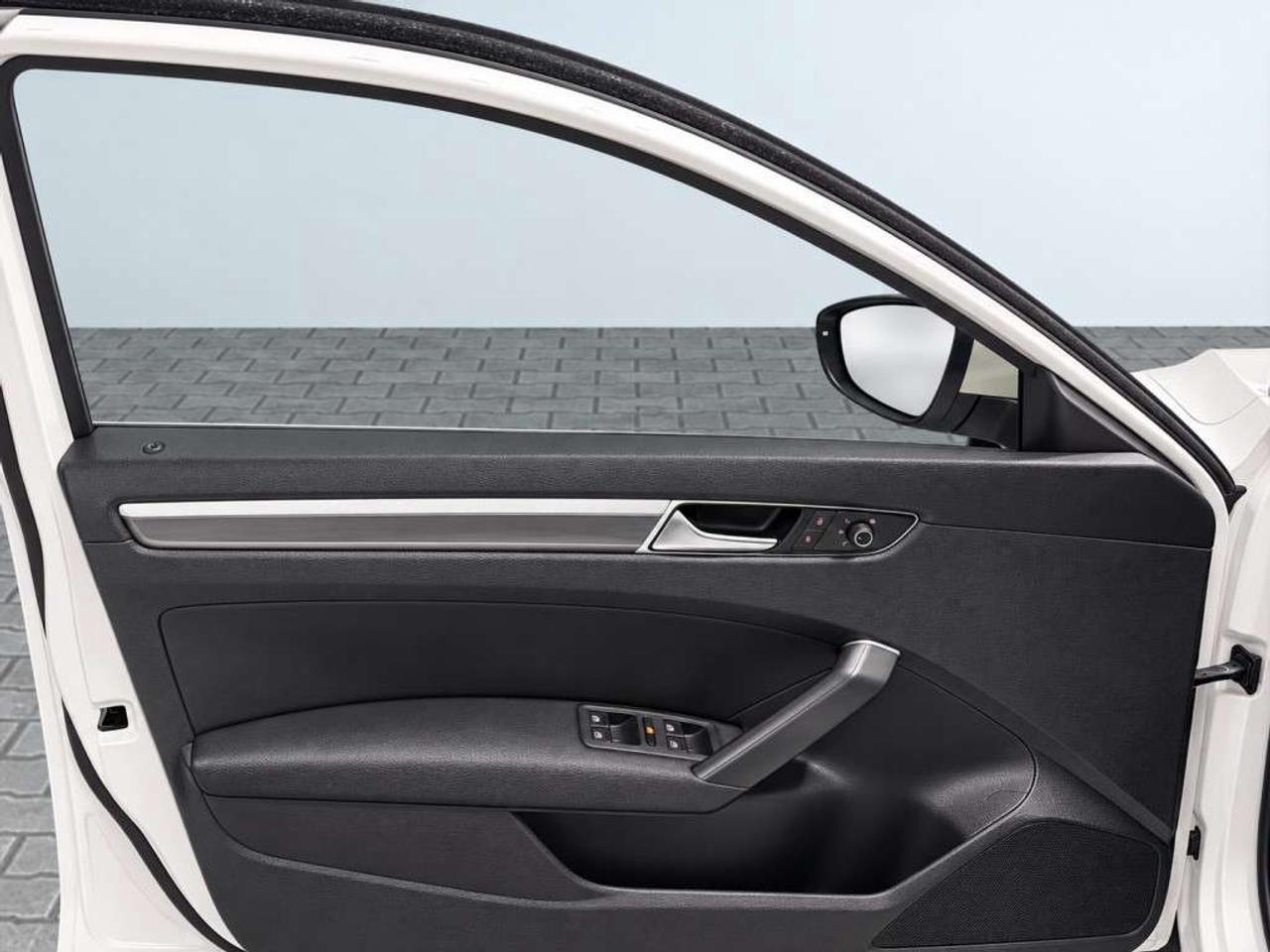2018 Volkswagen Passat HIGHLINE / R-LINE PKG / LEATHER / SUNROOF / NAVI / HEATED SEATS / BACKUP CAM Photo