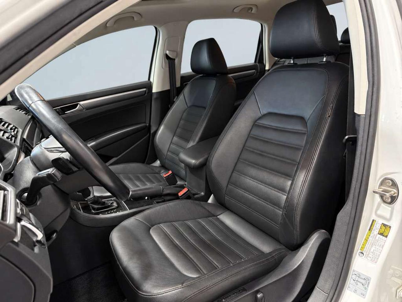 2018 Volkswagen Passat HIGHLINE / R-LINE PKG / LEATHER / SUNROOF / NAVI / HEATED SEATS / BACKUP CAM Photo