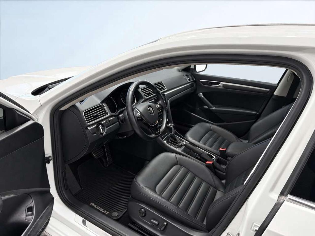 2018 Volkswagen Passat HIGHLINE / R-LINE PKG / LEATHER / SUNROOF / NAVI / HEATED SEATS / BACKUP CAM Photo