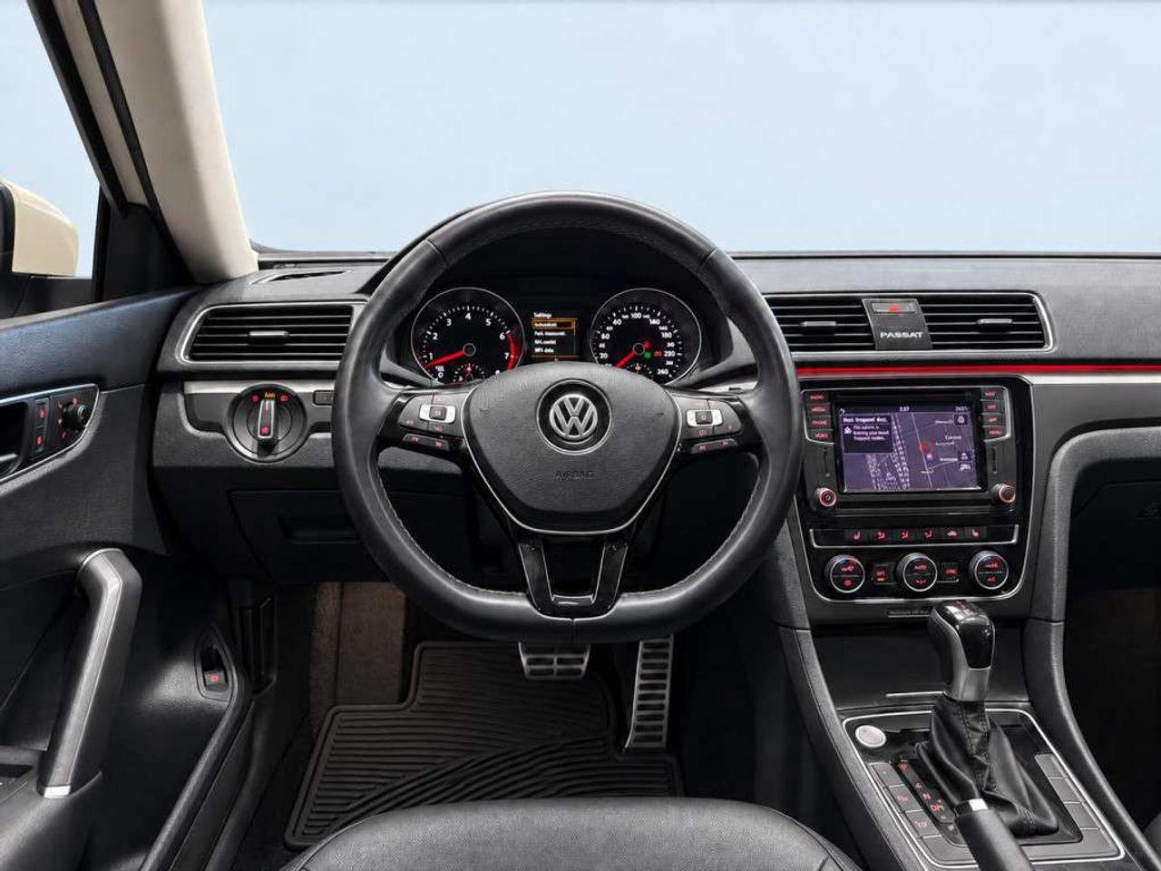 2018 Volkswagen Passat HIGHLINE / R-LINE PKG / LEATHER / SUNROOF / NAVI / HEATED SEATS / BACKUP CAM Photo