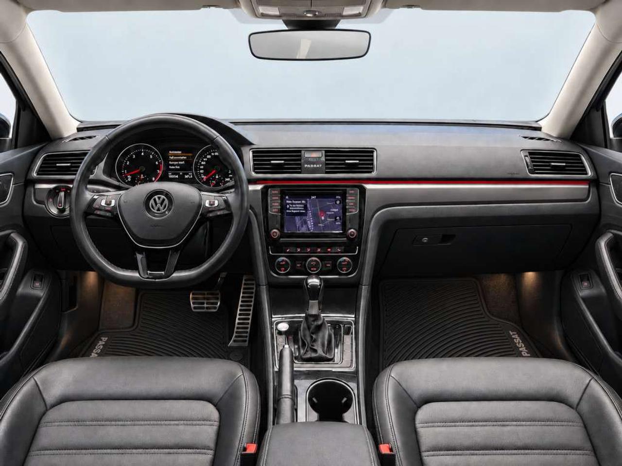 2018 Volkswagen Passat HIGHLINE / R-LINE PKG / LEATHER / SUNROOF / NAVI / HEATED SEATS / BACKUP CAM Photo