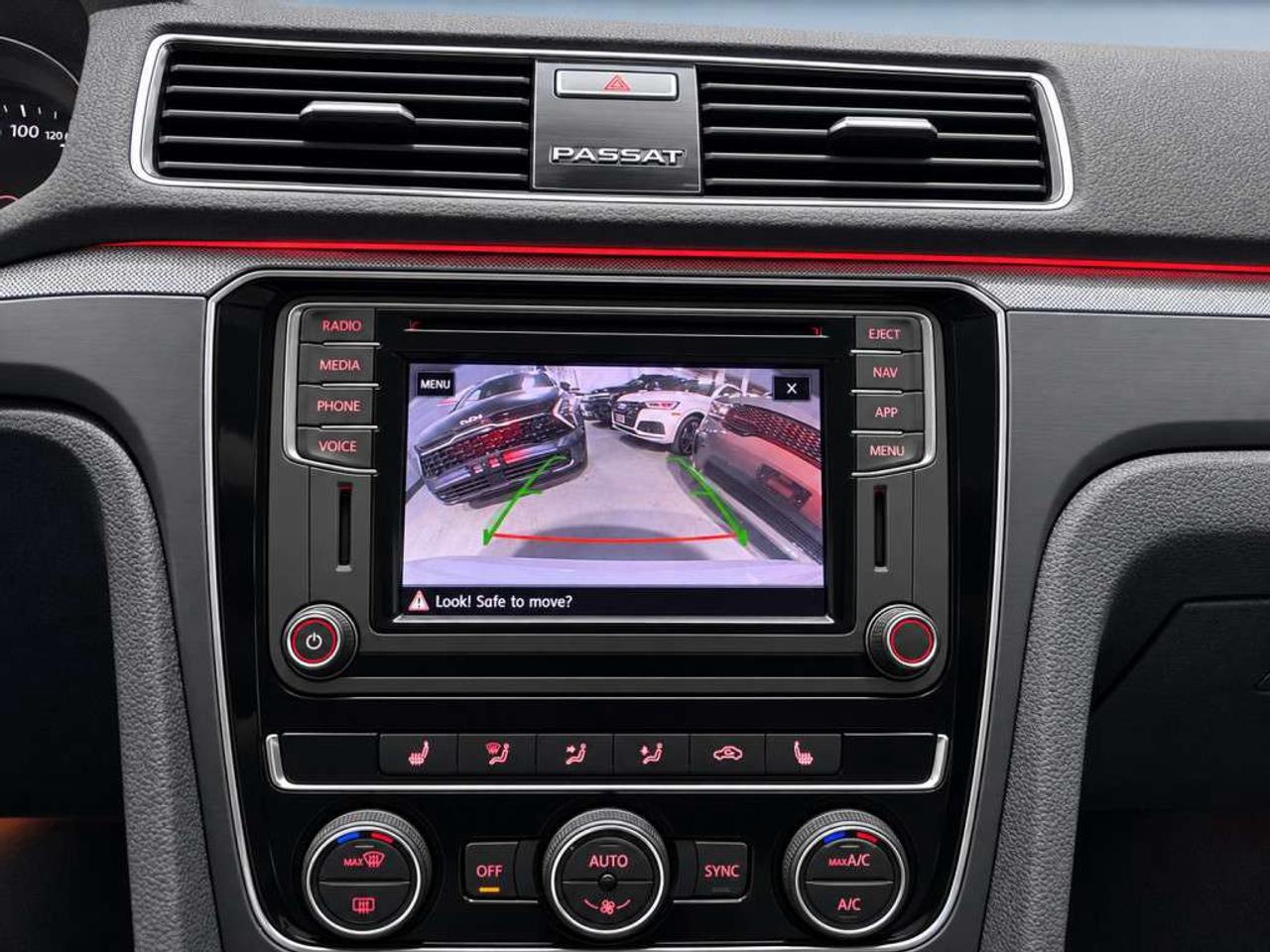 2018 Volkswagen Passat HIGHLINE / R-LINE PKG / LEATHER / SUNROOF / NAVI / HEATED SEATS / BACKUP CAM Photo