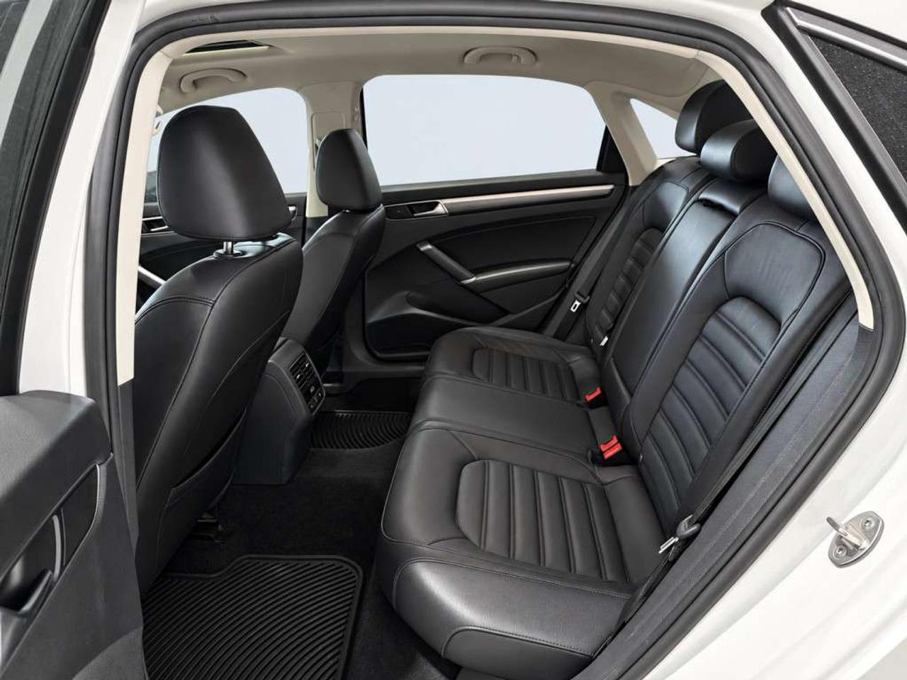 2018 Volkswagen Passat HIGHLINE / R-LINE PKG / LEATHER / SUNROOF / NAVI / HEATED SEATS / BACKUP CAM Photo