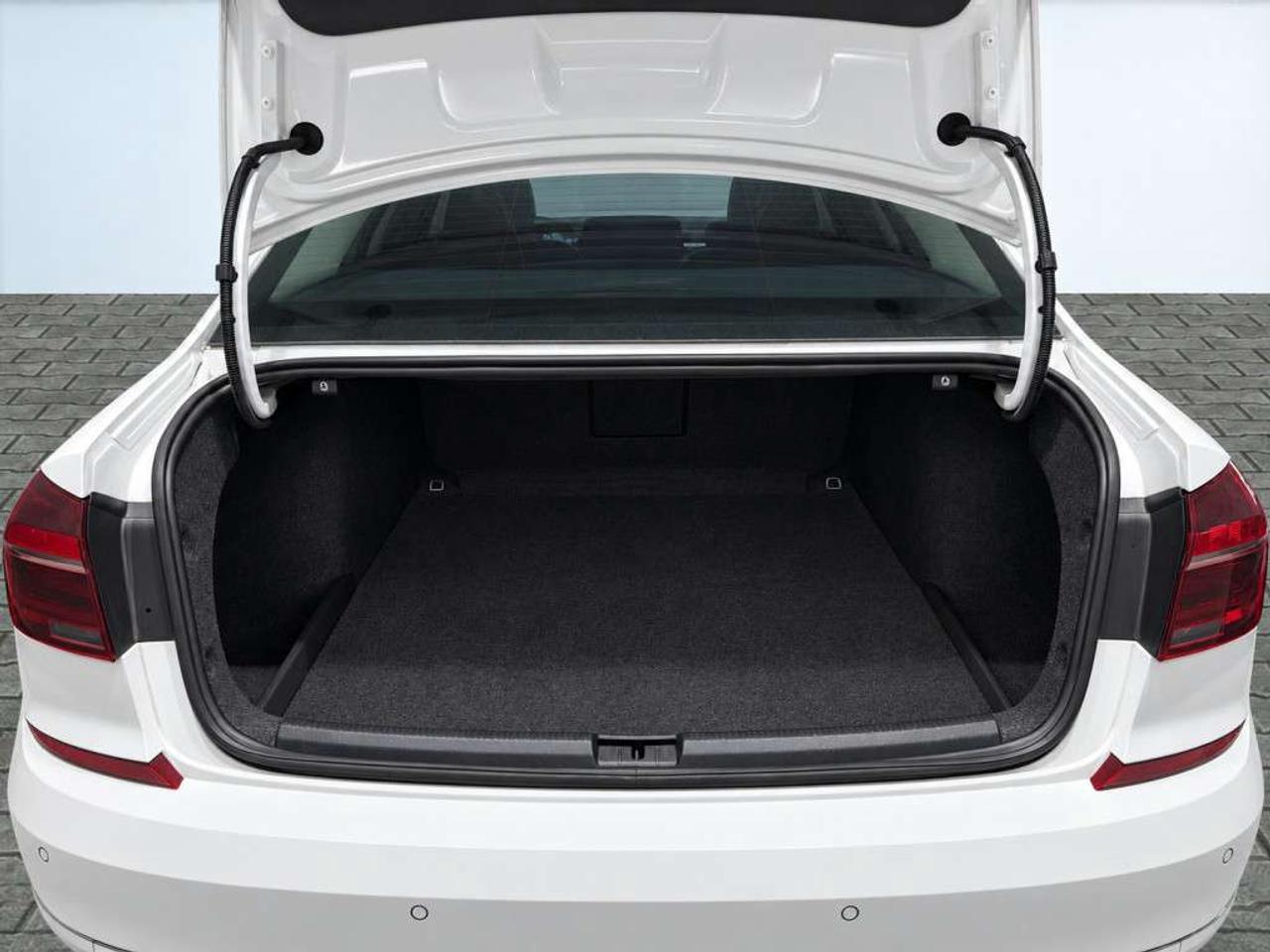 2018 Volkswagen Passat HIGHLINE / R-LINE PKG / LEATHER / SUNROOF / NAVI / HEATED SEATS / BACKUP CAM Photo