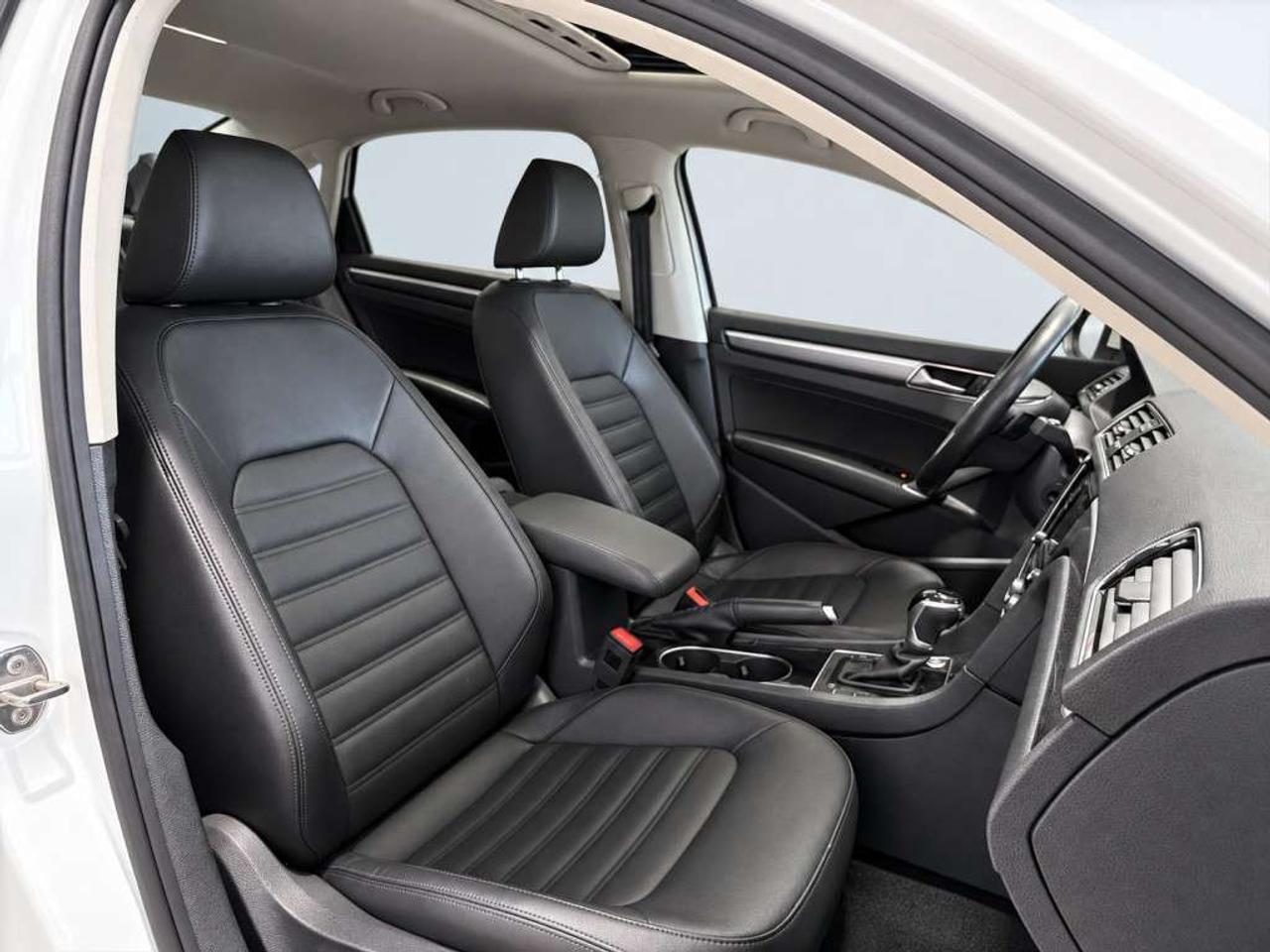 2018 Volkswagen Passat HIGHLINE / R-LINE PKG / LEATHER / SUNROOF / NAVI / HEATED SEATS / BACKUP CAM Photo