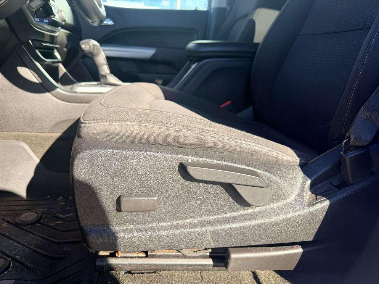 2018 Chevrolet Colorado 3.6L V6, 4X4, ALLOYS, CLOTH, TRAILERING PKG, CERTIFIED AS-TRADED! Photo