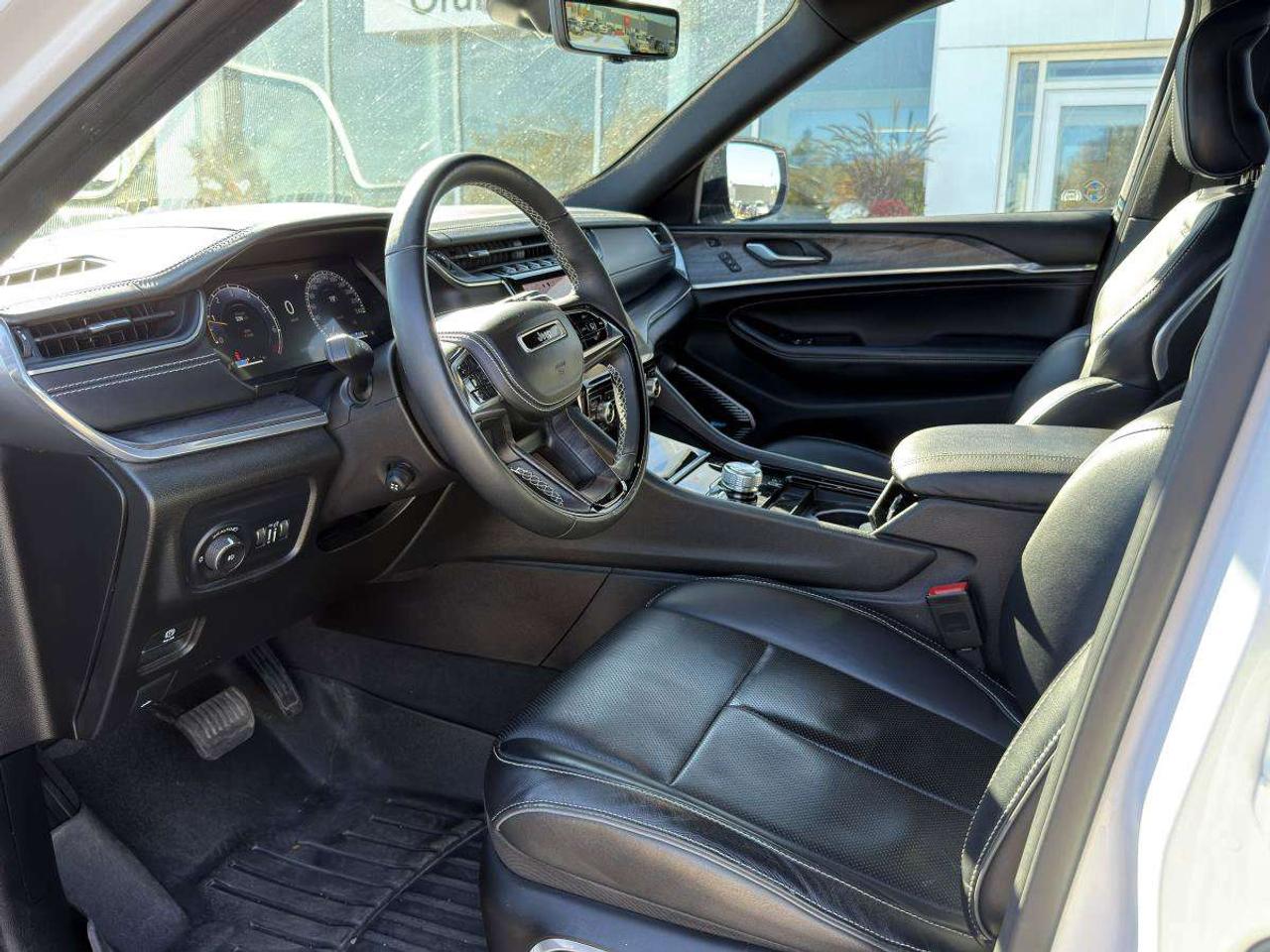 2023 Jeep Grand Cherokee Overland Photo