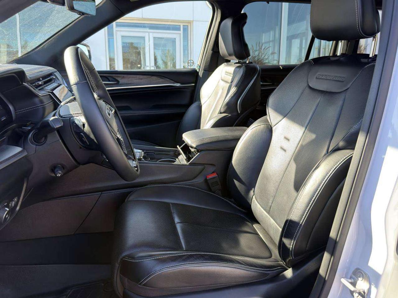 2023 Jeep Grand Cherokee Overland Photo
