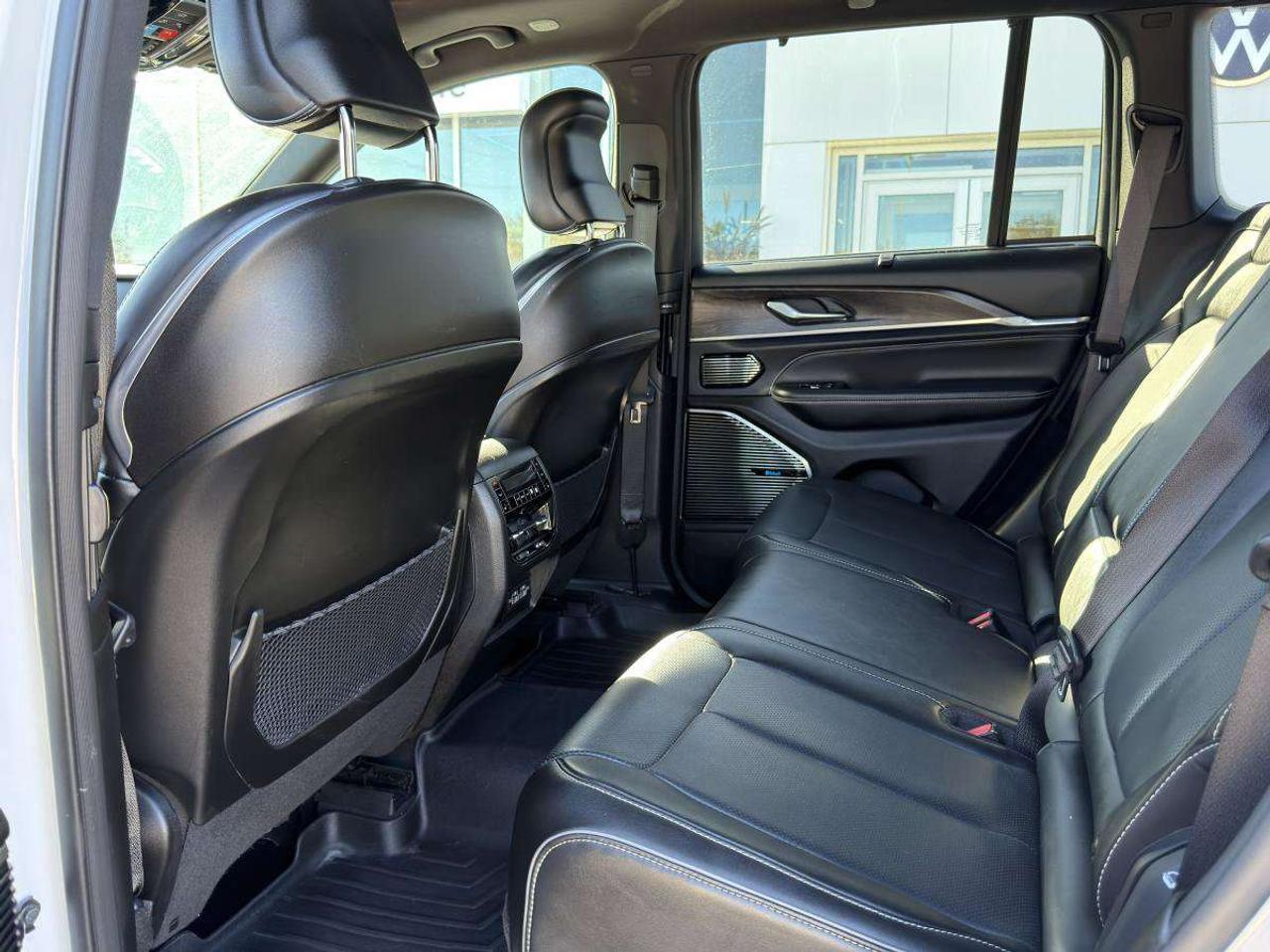 2023 Jeep Grand Cherokee Overland Photo