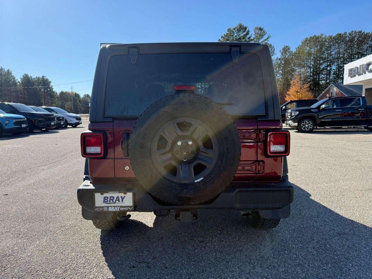 2022 Jeep Wrangler REMOVABLE TOP AND DOORS. 8 SPEAKER SOUND SYSTEM WITH OVERHEAD SOUND BAR. REAR BACK UP CAMERA. CERTIFIED. Photo