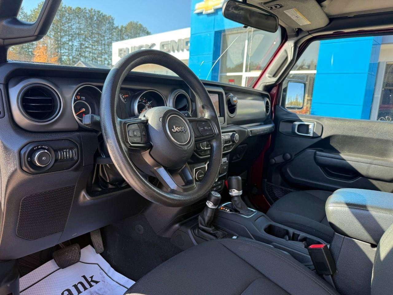 2022 Jeep Wrangler REMOVABLE TOP AND DOORS. 8 SPEAKER SOUND SYSTEM WITH OVERHEAD SOUND BAR. REAR BACK UP CAMERA. CERTIFIED. Photo