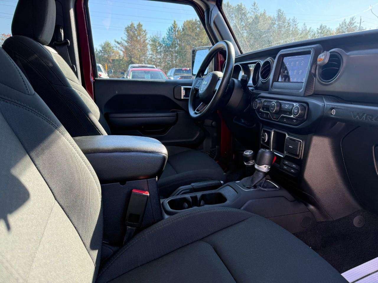 2022 Jeep Wrangler REMOVABLE TOP AND DOORS. 8 SPEAKER SOUND SYSTEM WITH OVERHEAD SOUND BAR. REAR BACK UP CAMERA. CERTIFIED. Photo