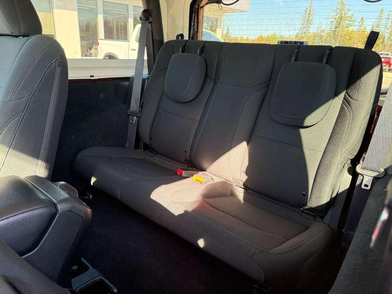 2022 Jeep Wrangler REMOVABLE TOP AND DOORS. 8 SPEAKER SOUND SYSTEM WITH OVERHEAD SOUND BAR. REAR BACK UP CAMERA. CERTIFIED. Photo