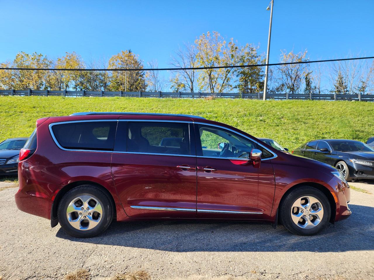 2018 Chrysler Pacifica Hybrid Limited l Clean Carfax l Chrysler Serviced l DVD Photo