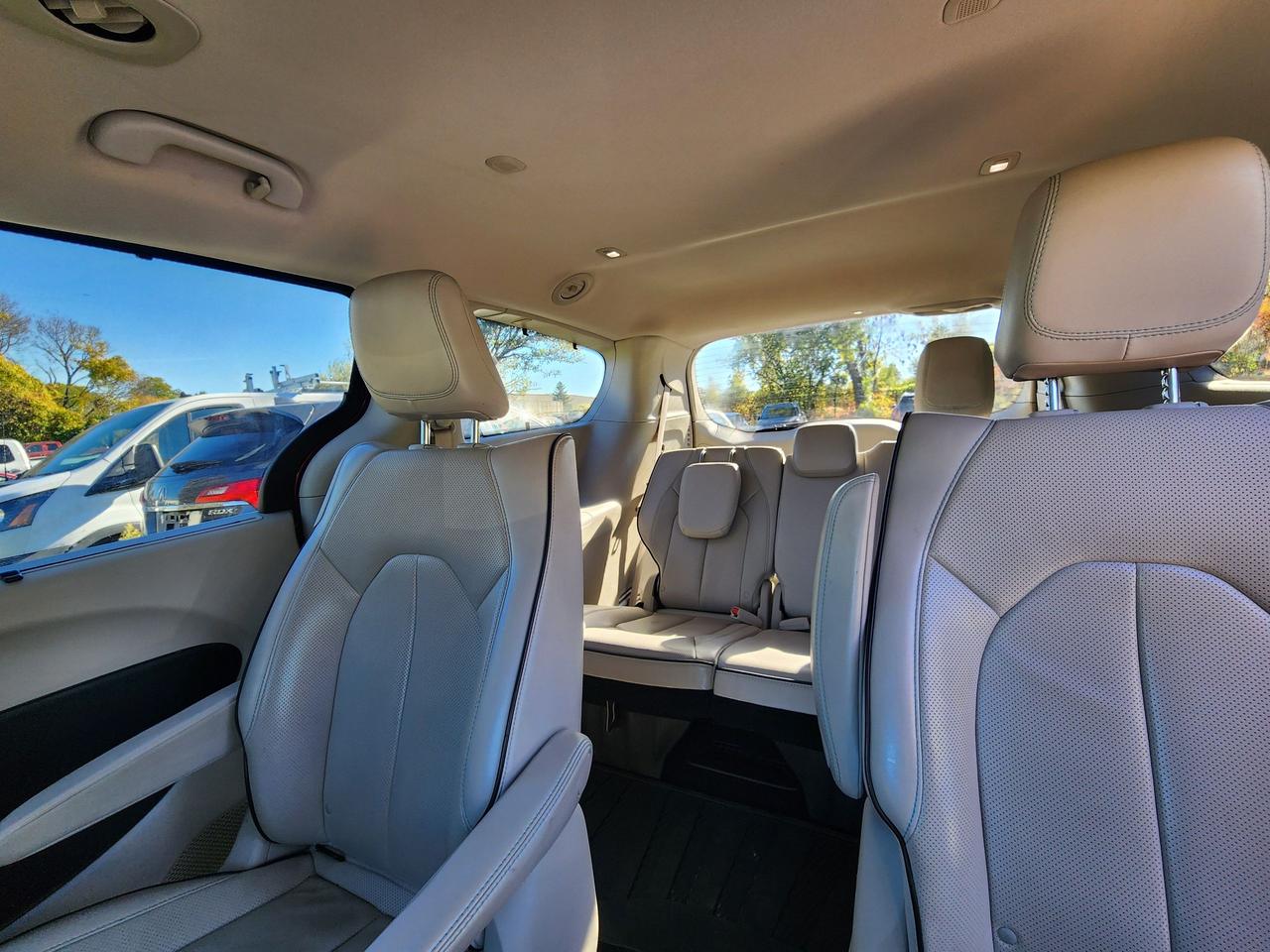 2018 Chrysler Pacifica Hybrid Limited l Clean Carfax l Chrysler Serviced l DVD Photo
