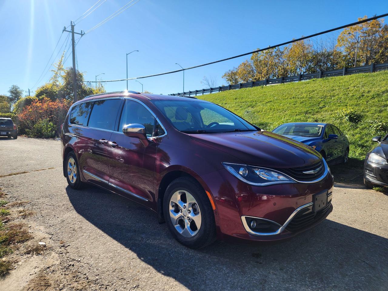 2018 Chrysler Pacifica Hybrid Limited l Clean Carfax l Chrysler Serviced l DVD Photo