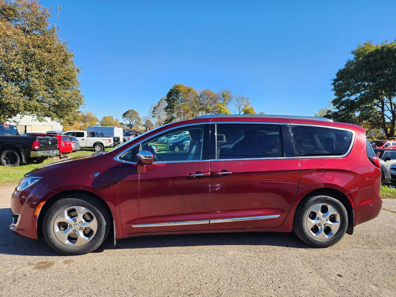 2018 Chrysler Pacifica Hybrid Limited l Clean Carfax l Chrysler Serviced l DVD Photo