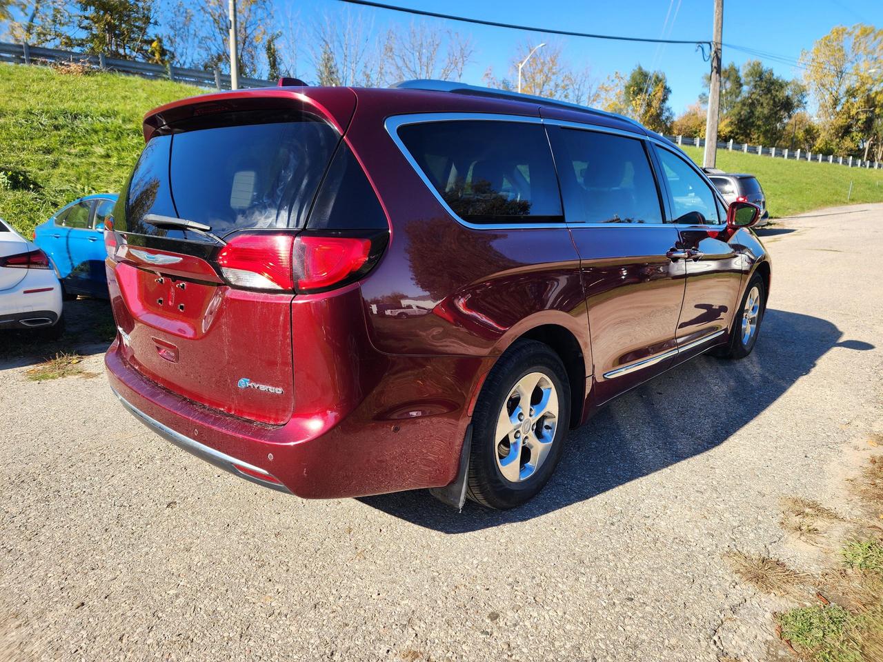 2018 Chrysler Pacifica Hybrid Limited l Clean Carfax l Chrysler Serviced l DVD Photo