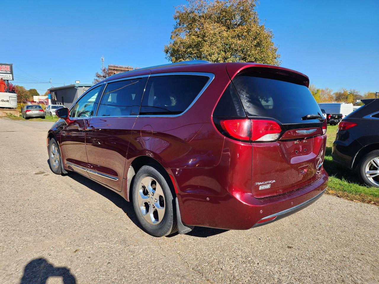 2018 Chrysler Pacifica Hybrid Limited l Clean Carfax l Chrysler Serviced l DVD Photo