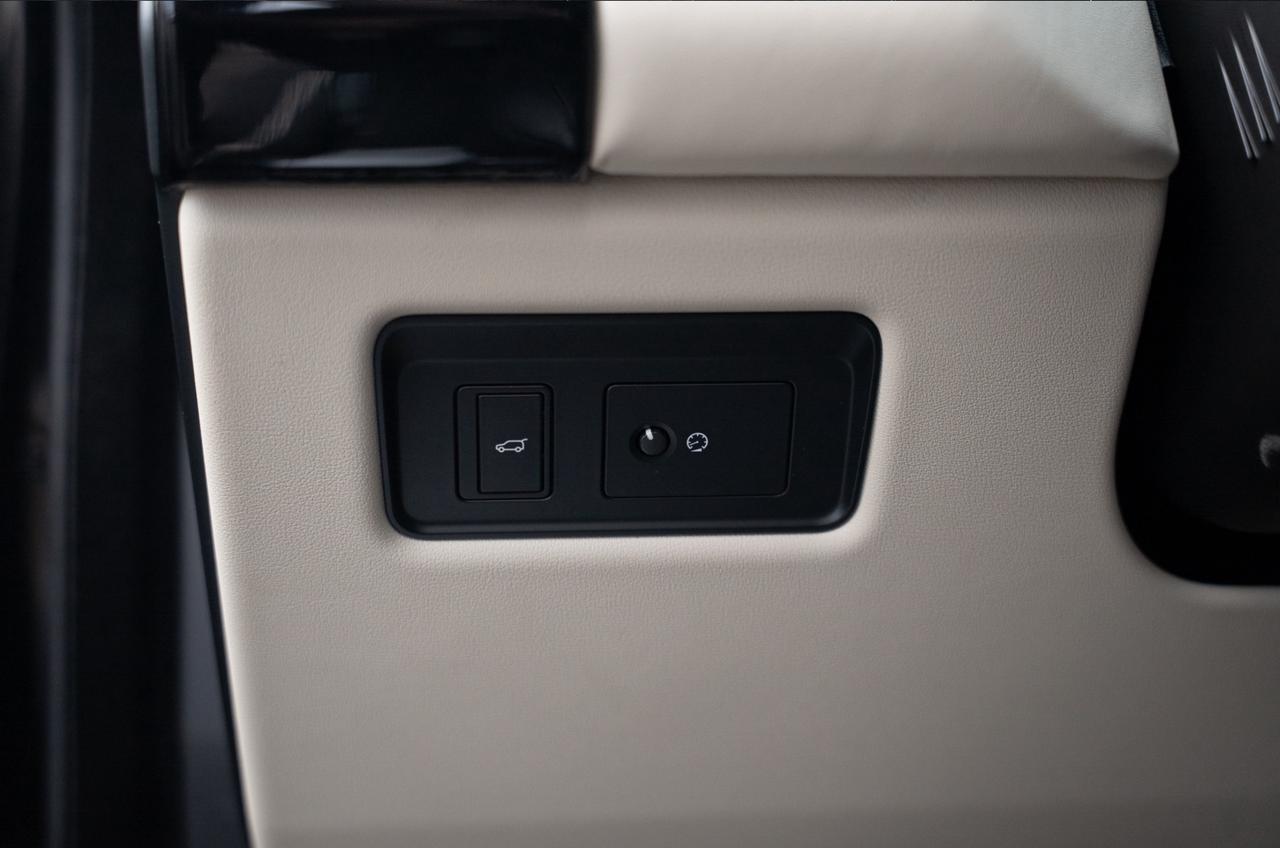 2021 Land Rover Range Rover P525 WESTMINSTER EDITION SWB|CLEAN CAR FAX|LOW KM|HEATED&VENTILATED FRONT SEATS|PANO ROOF|APPLE CARPLAY / ANDROID AUTO|SOFT-CLOSE DOORS| Photo