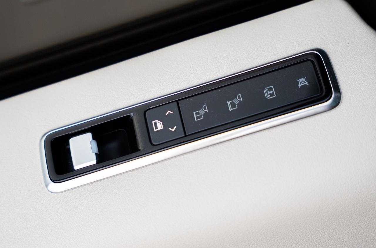 2021 Land Rover Range Rover P525 WESTMINSTER EDITION SWB|CLEAN CAR FAX|LOW KM|HEATED&VENTILATED FRONT SEATS|PANO ROOF|APPLE CARPLAY / ANDROID AUTO|SOFT-CLOSE DOORS| Photo