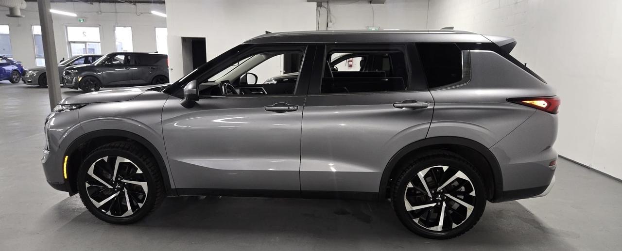2023 Mitsubishi Outlander S-AWC | One Owner | Dealer Serviced | 7 Passengers Photo