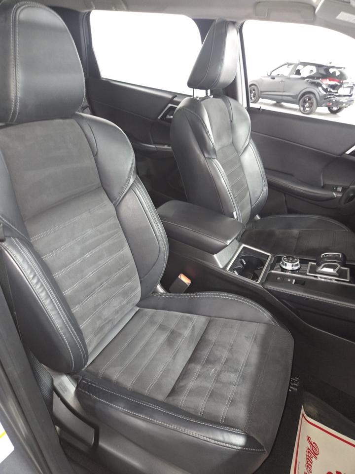 2023 Mitsubishi Outlander S-AWC | One Owner | Dealer Serviced | 7 Passengers Photo