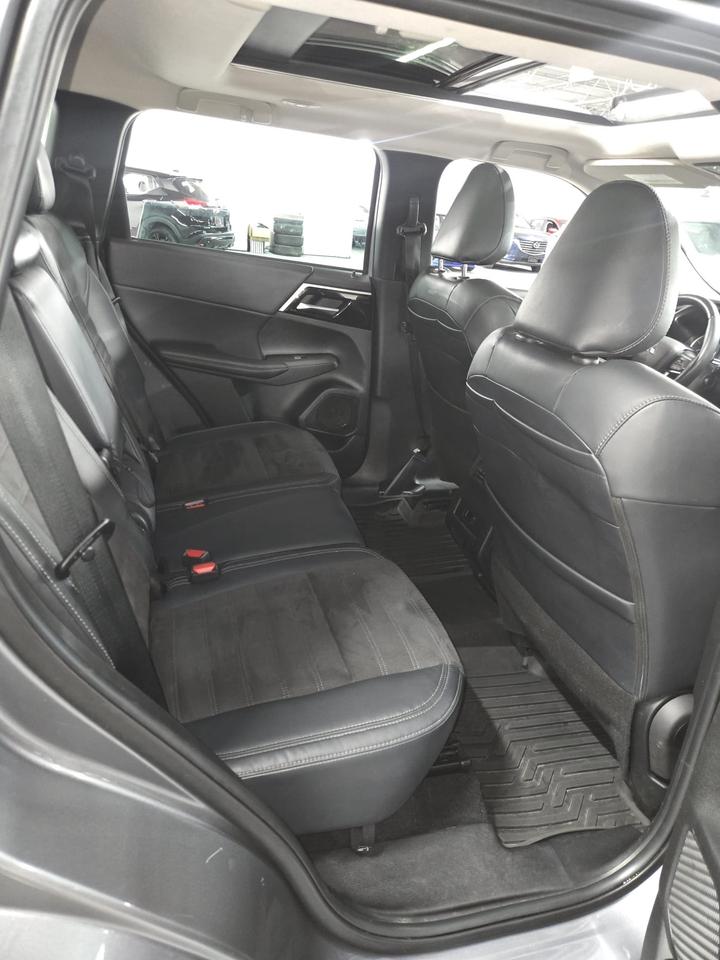 2023 Mitsubishi Outlander S-AWC | One Owner | Dealer Serviced | 7 Passengers Photo