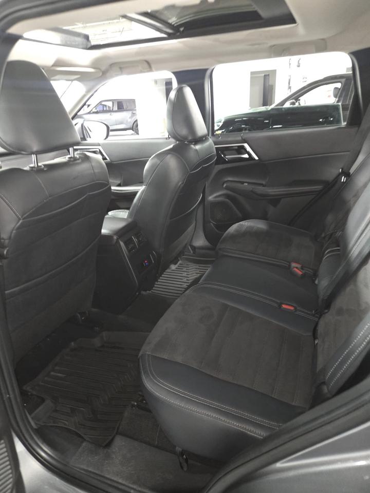 2023 Mitsubishi Outlander S-AWC | One Owner | Dealer Serviced | 7 Passengers Photo
