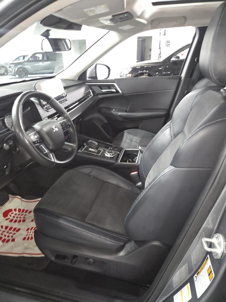 2023 Mitsubishi Outlander S-AWC | One Owner | Dealer Serviced | 7 Passengers Photo